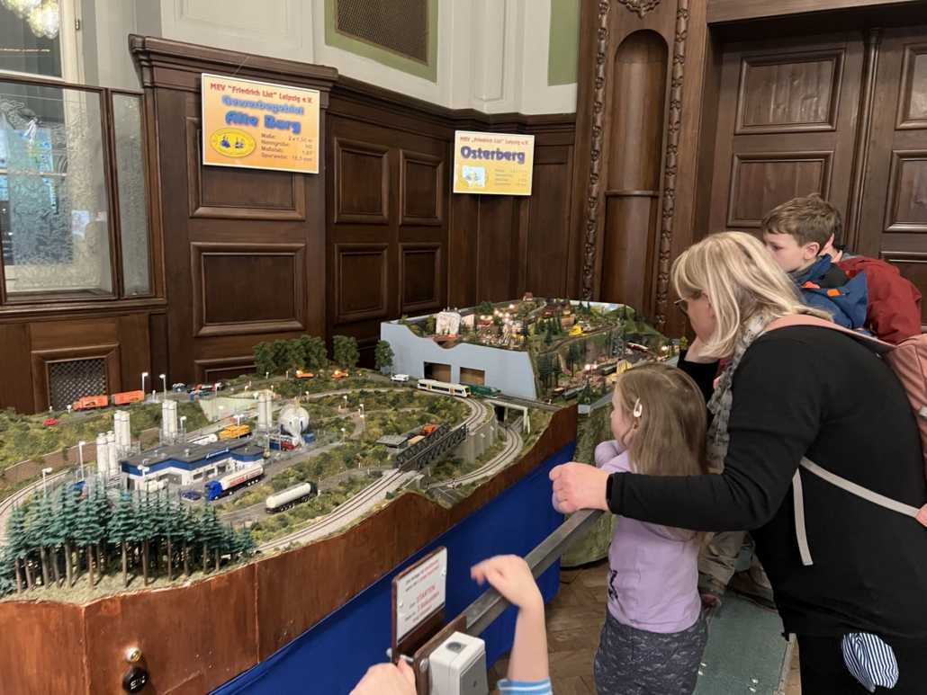 Modellbahnausstellung zur Adventszeit im Leipziger Hauptbahnhof im historischen Wartesaal - perfekter Familienausflug bei Kälte und Regenwetter.