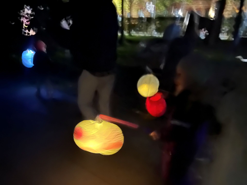 Laternenumzug zum Nachtlichterfest durch den Lene-Voigt-Park in Leipzig als Familienausflug.