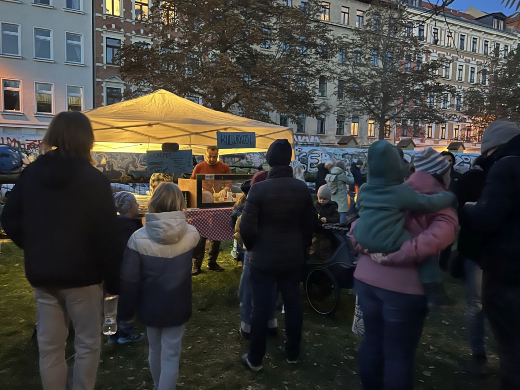 Für das leibliche Wohl sorgen Crepes am Kulturkiosk. Es gibt zudem Punsch, Bratwurst und Stockbrot beim Nachtlicherfest.