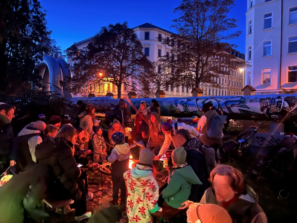 Nachtlichterfest in Reudnitz als Familienausflug - Stockbrot und Feuerschale für Groß und Klein