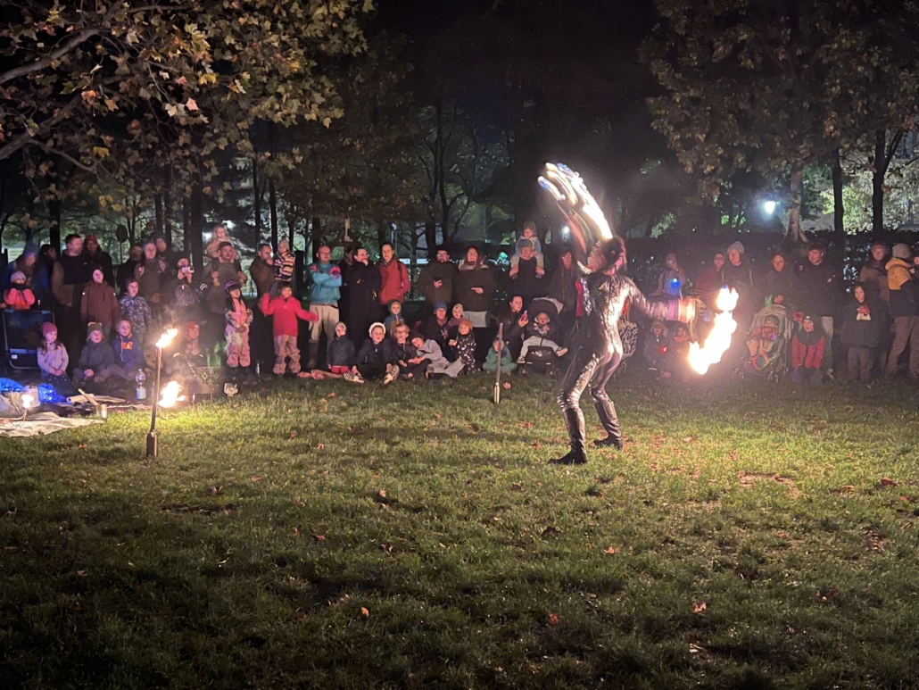Feuershow als Highlight des Herbstzaubers im Lene-Voigt-Park zum Nachtlicherfest - staunende Kinderaugen inklusive.