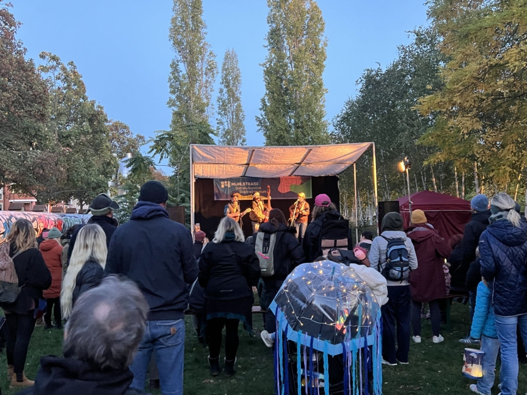 Zum Nachtlichterfest im Lene-Voigt-Park gibt es immer Livemusik - diesmal Helmet Duty aus Leipzig