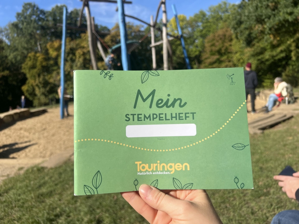Stempelheft Touringen und die erste Stempelstelle für die Kinder direkt am Spielplatz