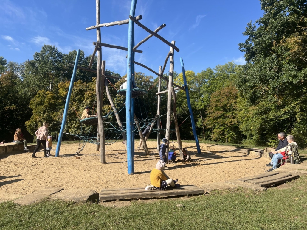 Waldspielplatz am Erfurter Steiger mit drei Nestschaukeln in der Höhe