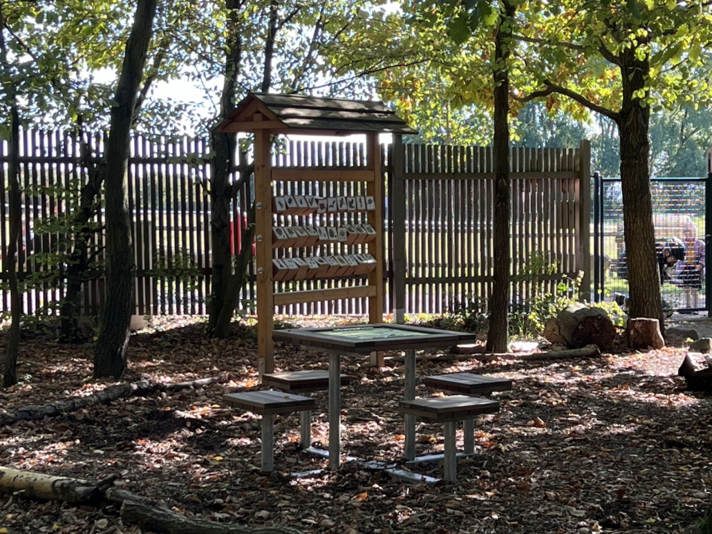 Sitzmöglichkeiten und Tierrästel im Freien in der Fuchsfarm Erfurt - tolles Ausflugsziel für die ganze Familie