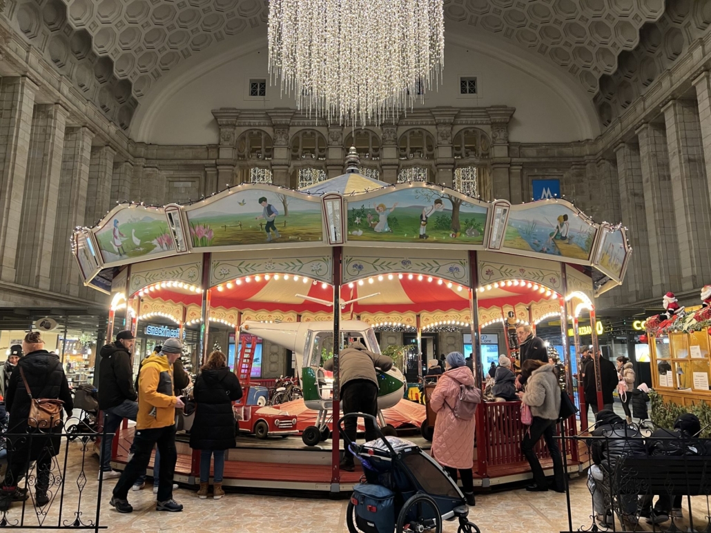 Kinder drehen Runde auf dem Karussel im Leipziger Hauptbahnhof, dazu Musik und Duft gebrannter Mandeln.