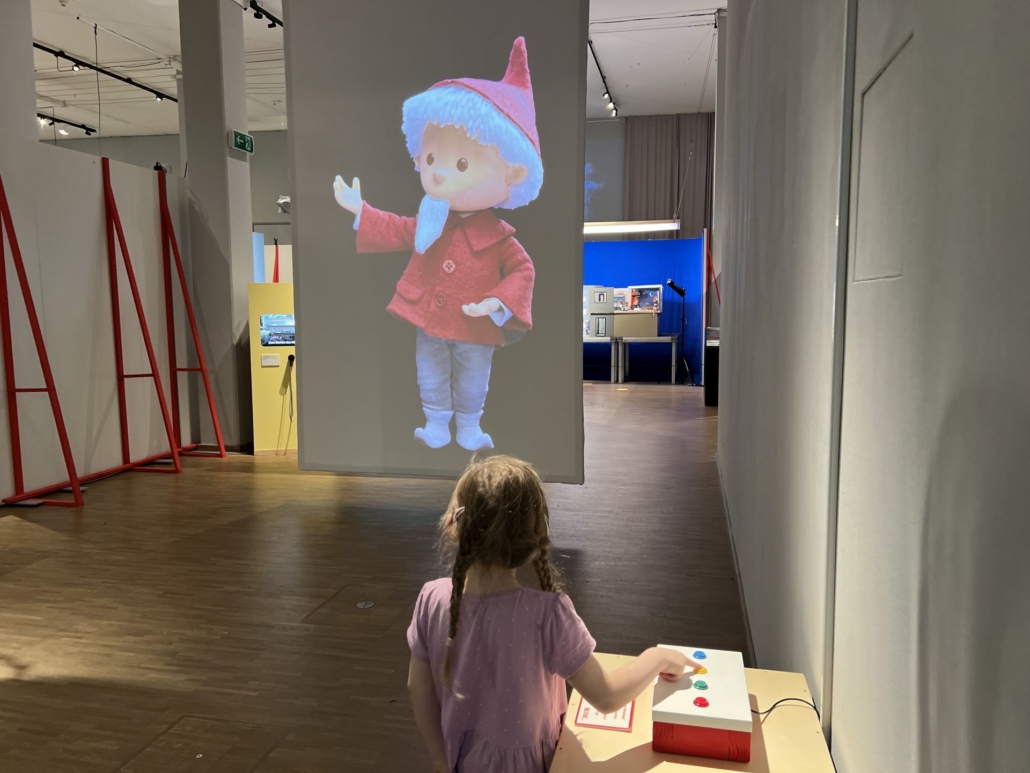 Verschiedene interaktive Stationen für kinder in der Sandmännchen-Ausstellung 