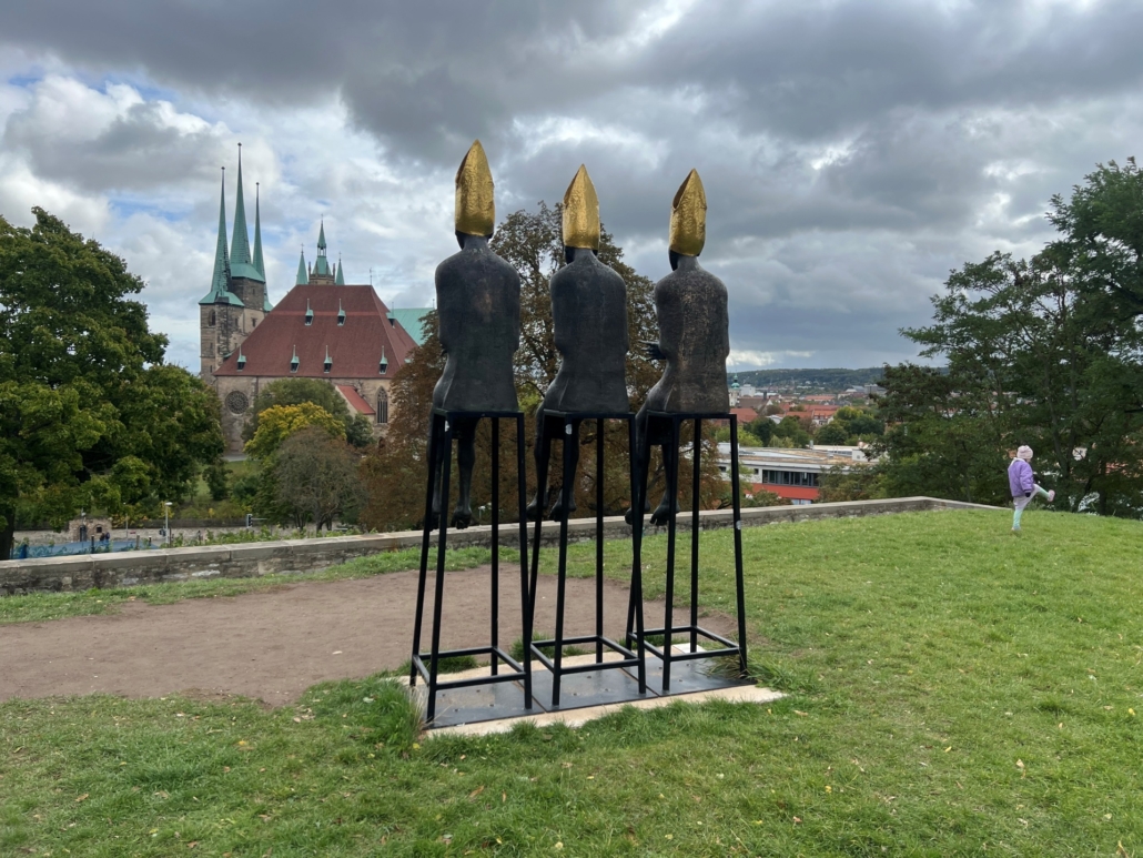 Die drei Bischöfe, Skulptur an der Zitadelle Petersberg in Erfurt