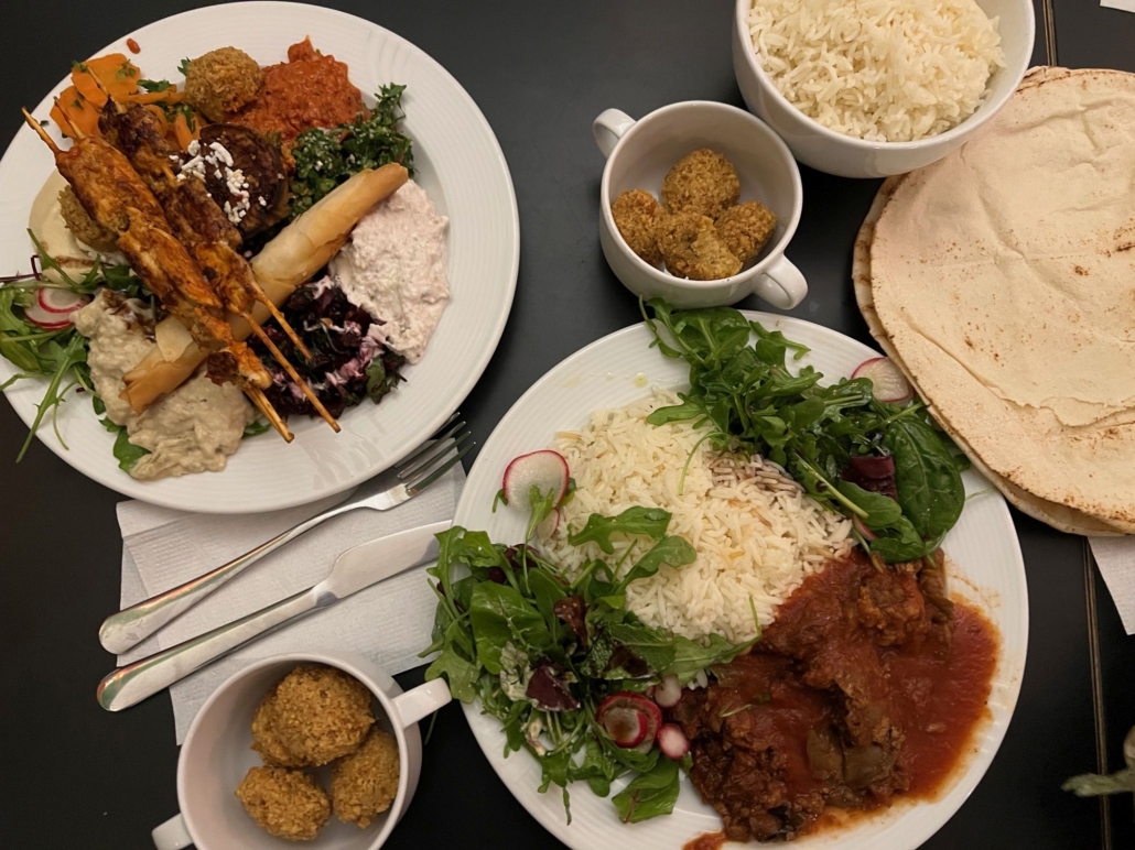 Kinderfreundliche Restaurants - unsere Kids mögen auch einfach mal nur Reis und trockener Fladen. Sollen sie haben.